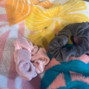 2 scrunchies